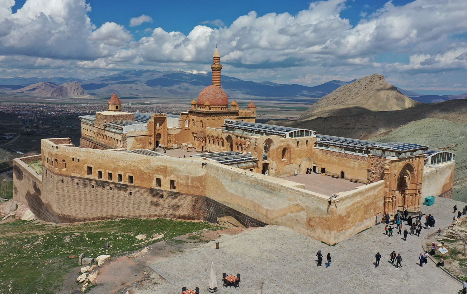 Di Cejna Remezanê de nêzîki 8 hezar geştyaran serdana Koşka Îshaq Paşa kirin