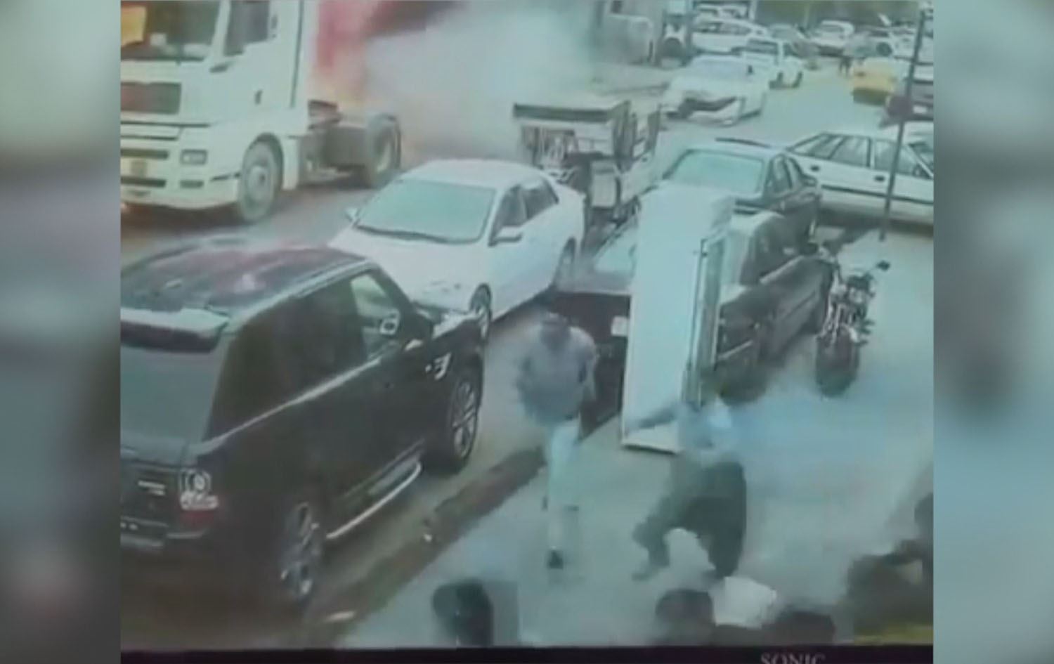 لە کەلار لەکاتی لەحیمکردنی تانکیی گازی ئۆتۆمبێلێک ئاگر دەگرێت و دەتەقێتەوە؛ گەنجێک گیانی لەدەستدا