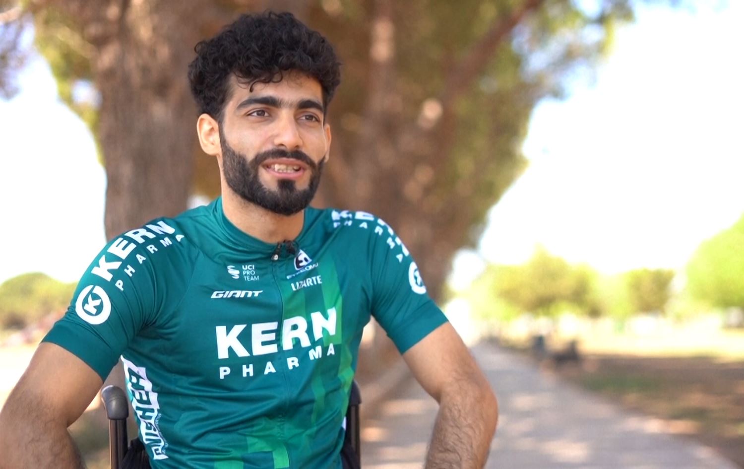 لاجئ سوري مقعد برصاصة قناص يسعى للمشاركة في ألعاب باريس البارالمبية