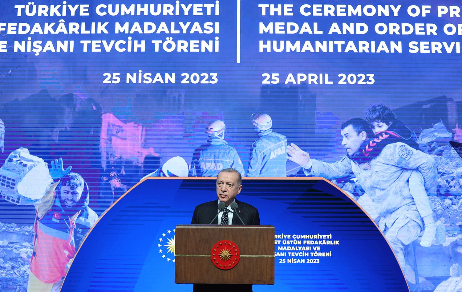 Depremde Türkiye’ye yardıma gelen ekiplere madalya