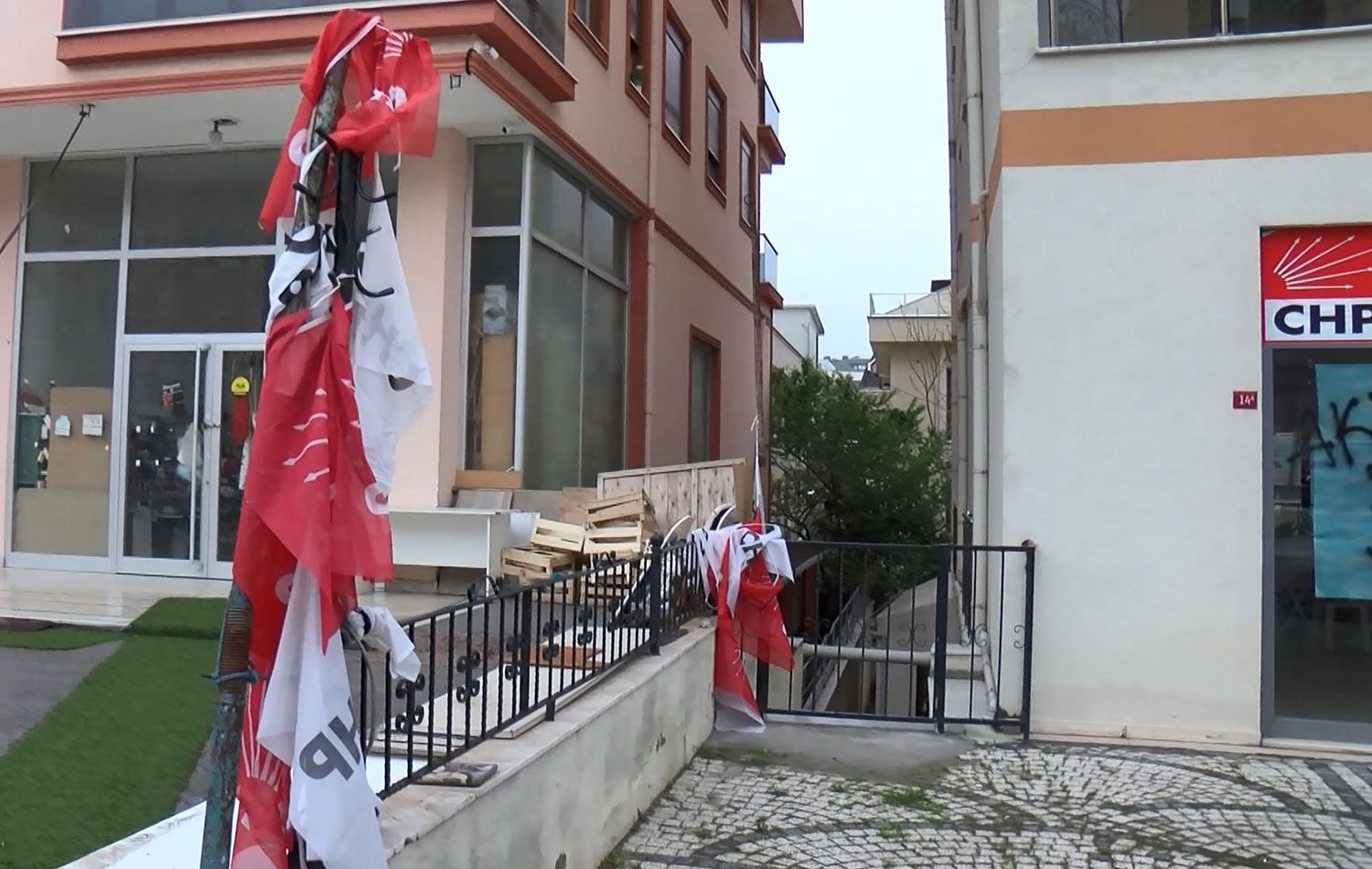 CHP Ataşehir seçim bürosuna saldıranlar yakalandı