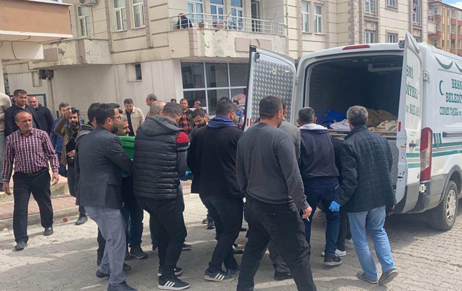 Li Semsûrê mamosteyekî gule berda keça xwe û xwe kuşt