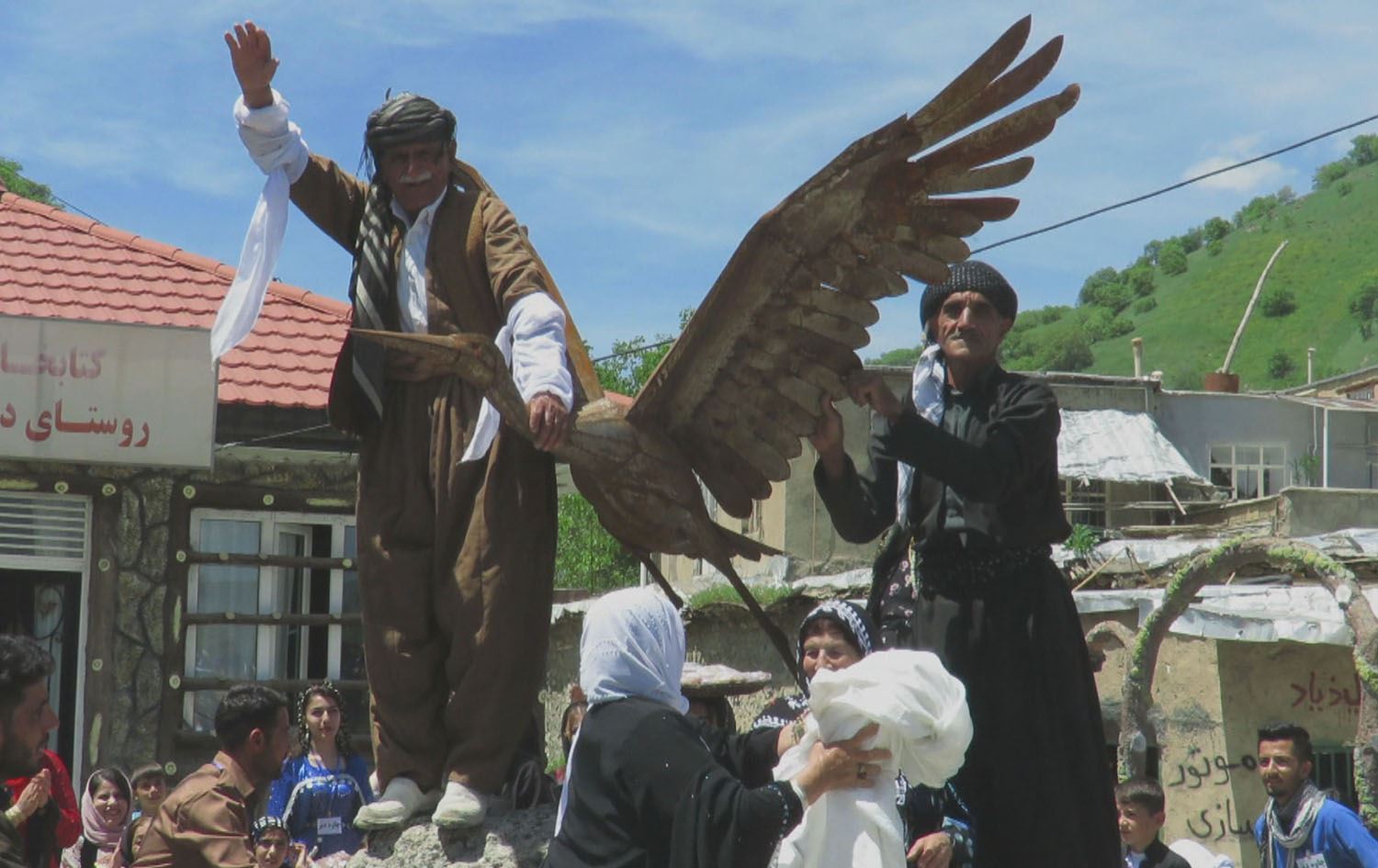 گوندێکی مەریوان بە 'شاری لەق لەقەکان' ناسراوە و پەردە لەسەر پەیکەری لەق لەقێک لادرا