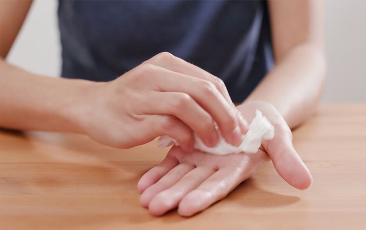 پسپۆڕێکی پێست هۆ و چارەسەرەکانی زۆر ئارەقەکردنی دەست ئاشکرادەکات