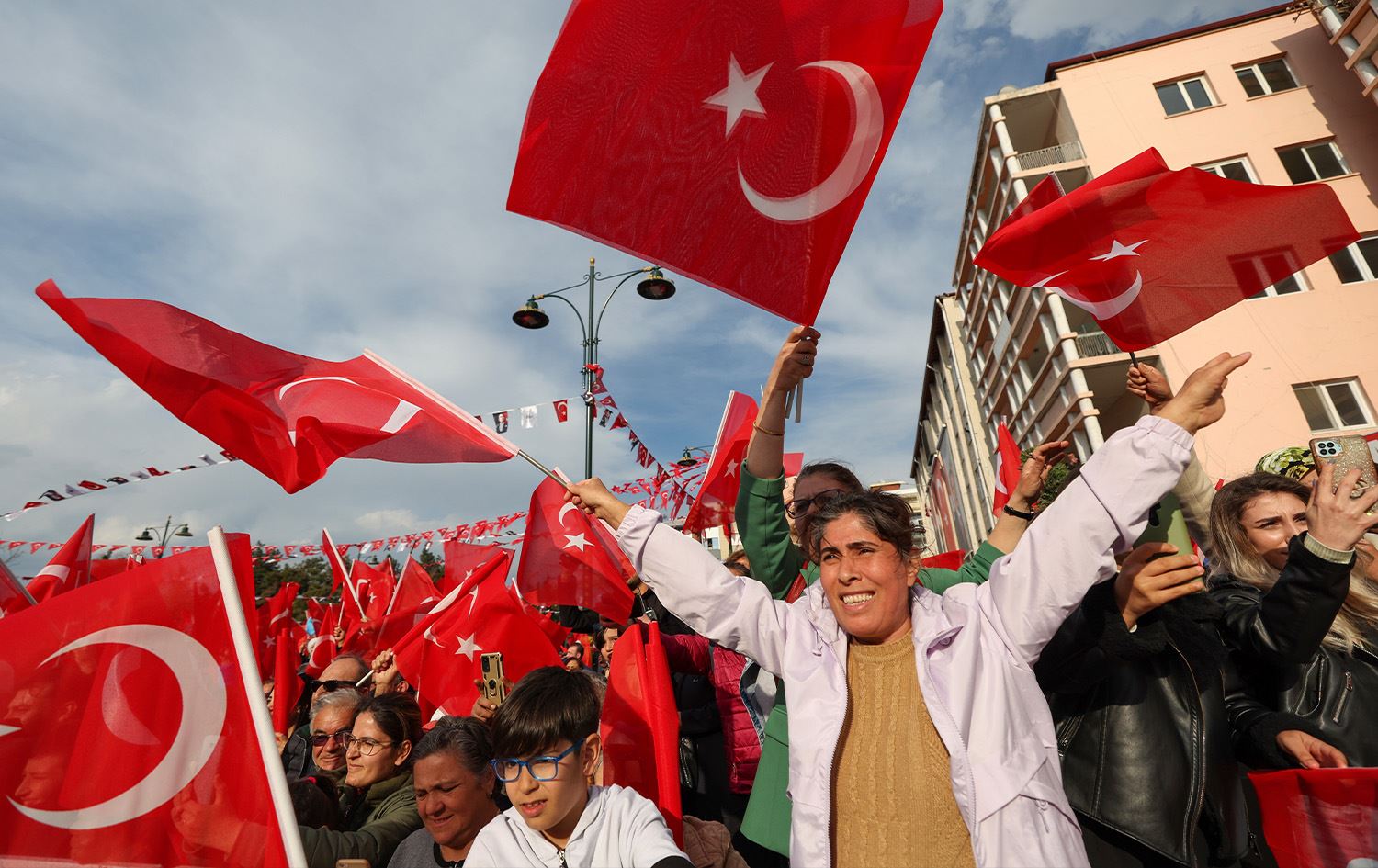 Hilbijartinên Tirkiyê: Ala, welat û neteweperwerî mijarên sereke yên propagandaya aliyên siyasî ne