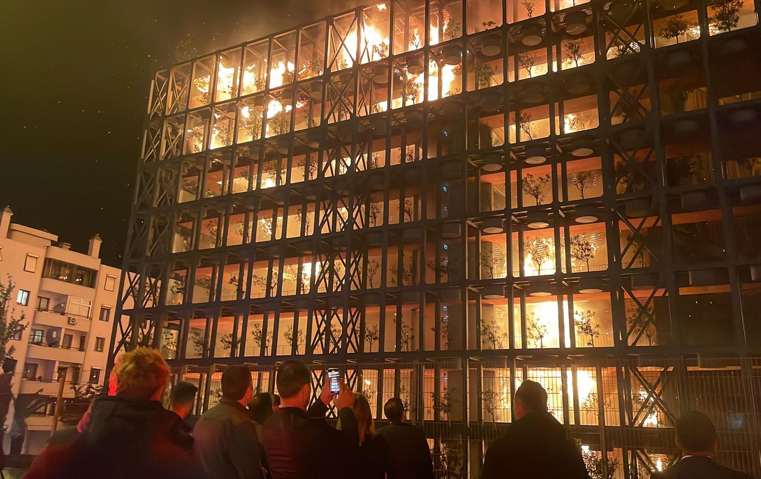 Li Îzmirê agir bi avahiyeke mezin ket