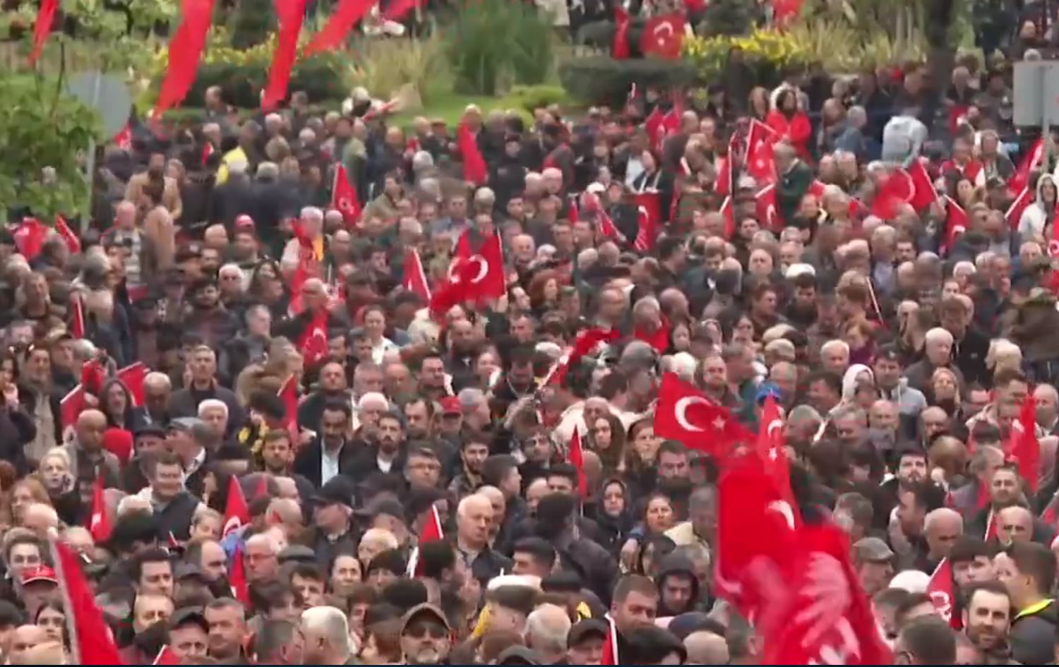 Hilbijartinan xelkê Tirkiyê bi ser du aliyan de dabeş kiriye