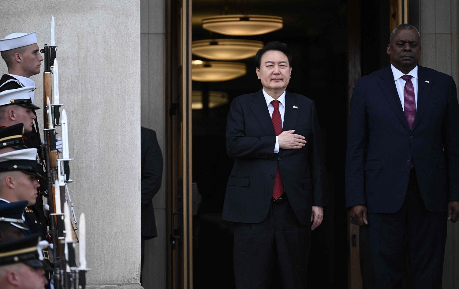 سەرۆکی کۆریای باشوور لە کۆشکی سپی گۆرانی دەڵێت