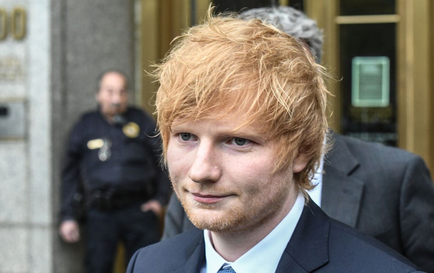 ئێد شیرەن لە نێو دادگە گۆرانی دەڵێت و گیتار دەژەنێت