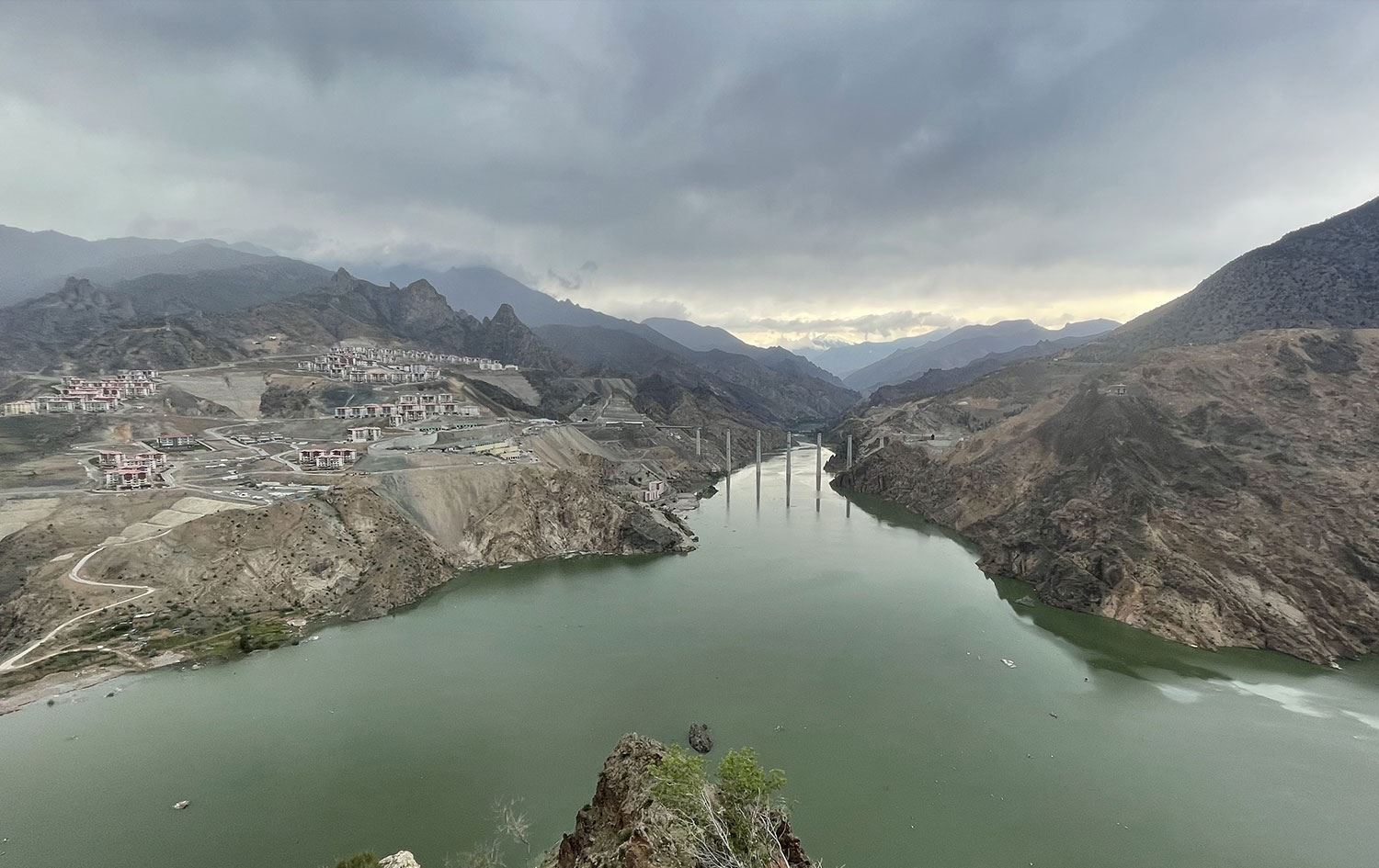 Su yüksekliği 125 metreyi aştı: İlçe merkezi tamamen su altında kaldı