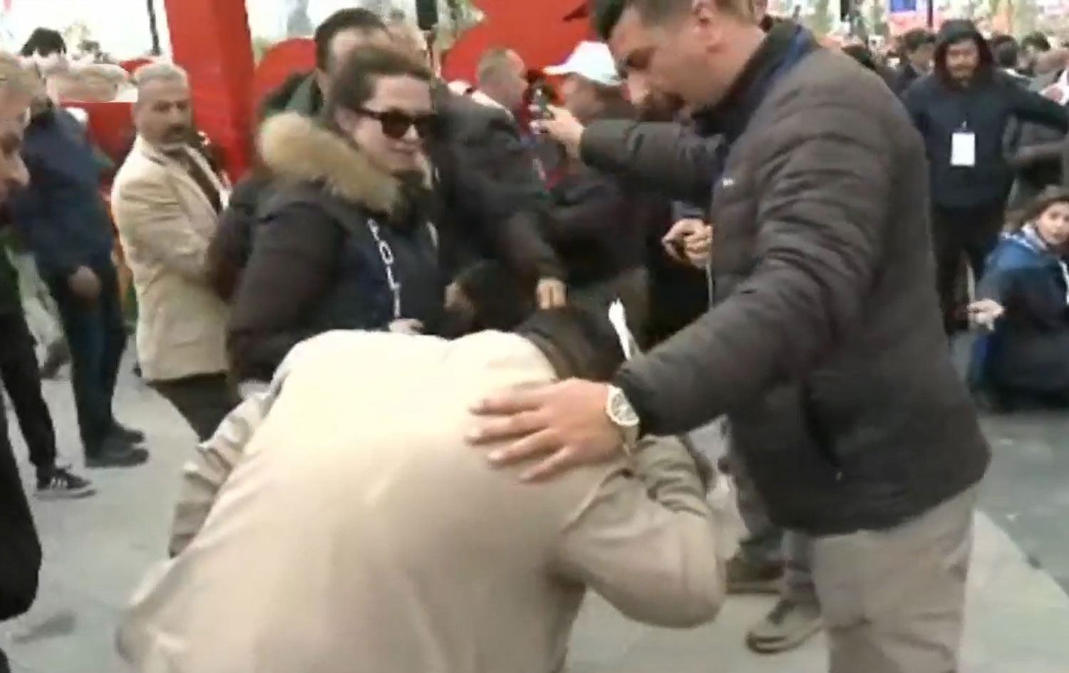 Di mîtînga AK Partiyê de platform hate xwarê; birîndar hene