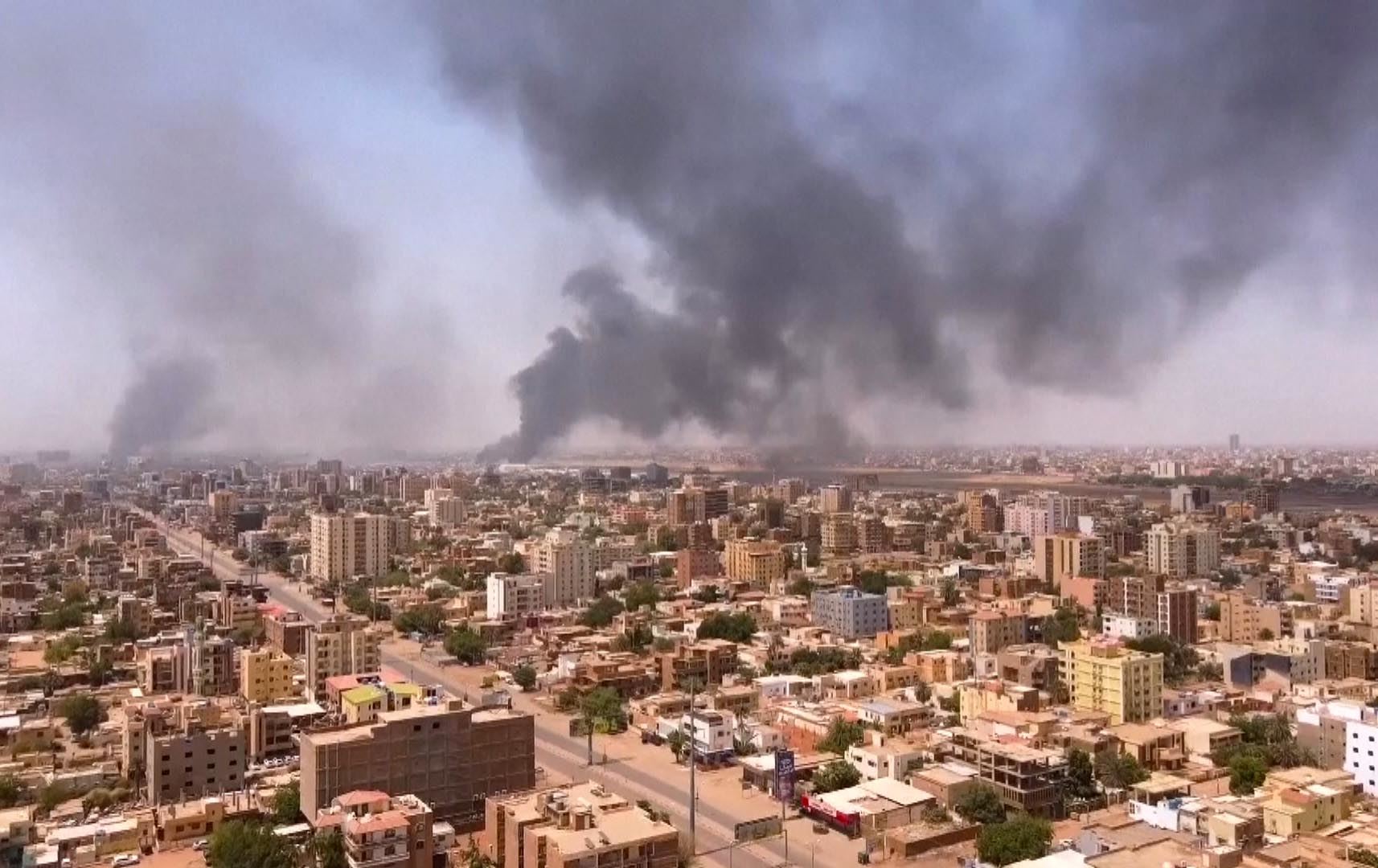 سوودان لەژێر گولـلەبارانی سەربازانی سوپا و هێزی پشتیوانیی خێرا؛ 'دۆخەکە زۆر خراپە'