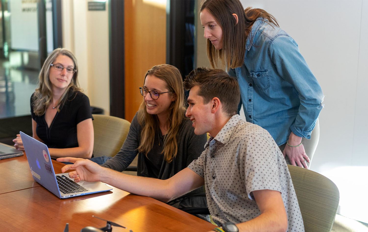 بەشێکی کۆمپانیا فەرەنسییەکان دەوام دەکەنە چوار رۆژ لە هەفتەیەکدا؛ 'رۆژێکی هەفتە مەساژ دەکەین'