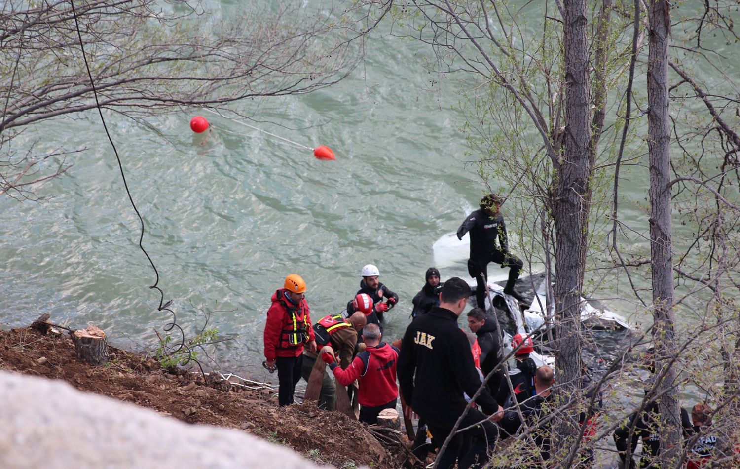 Otomobîla 3 ciwanên ku ketibûn çemê Munzurê hat dîtin