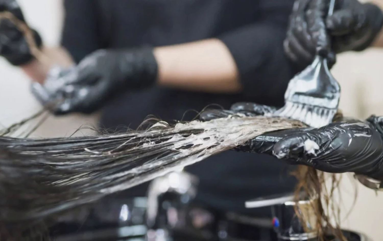 توێژینەوەیەک: خاوکردنەوەی قژ بە دەرمانی کیمیایی توانای وەچەخستنەوە کەمدەکاتەوە