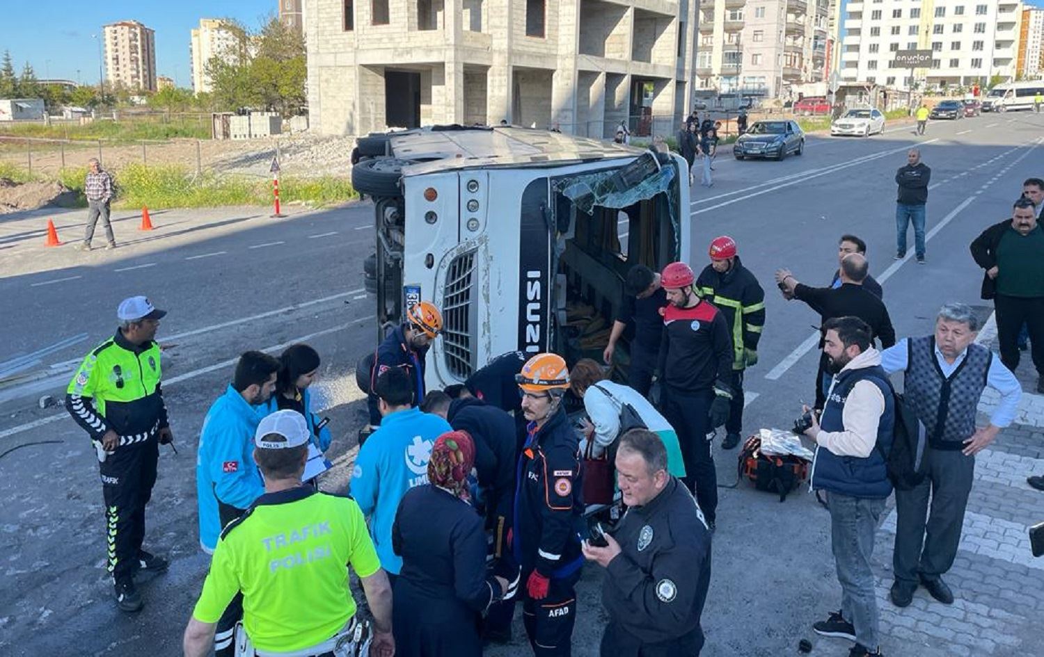 Barhilgir û mînibûsa karkeran li hev dan: 33 birîndar