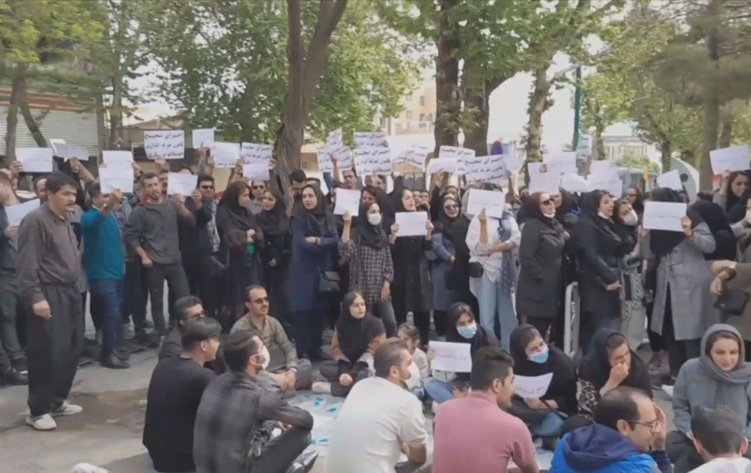 پەرستارانی ئێران و رۆژهەڵاتی کوردستان داوای زیادکردنی مووچە و دەرماڵە دەکەن