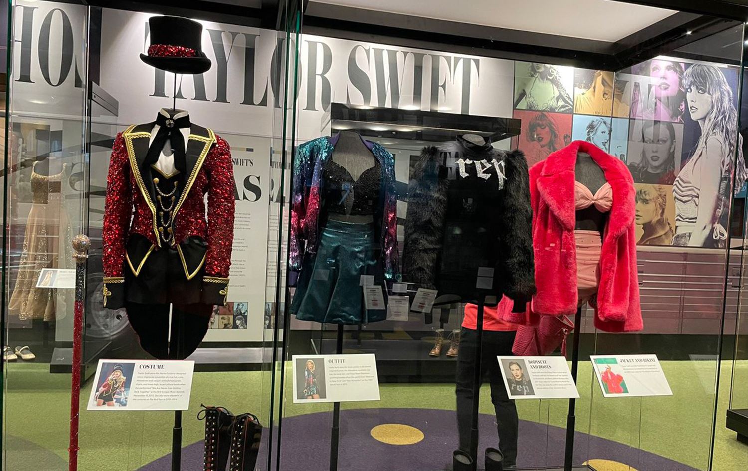 لە ناشڤێل کەلوپەلە تایبەتەکانی تایلەر سویفت لە پێشانگەیەکدا خرانەڕوو