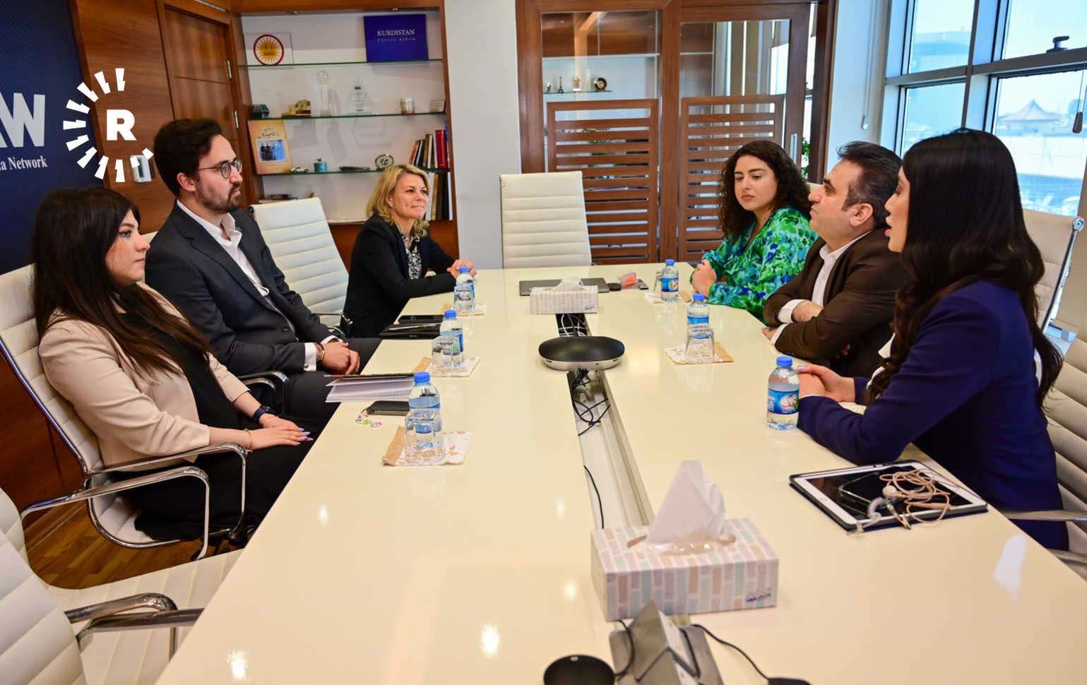 کۆنسووڵی بەریتانیا بۆ گەنجان لەکاتی سەردانی بۆ رووداو: پارەکانتان لە کۆچی نایاسایی بەفیڕۆمەدەن