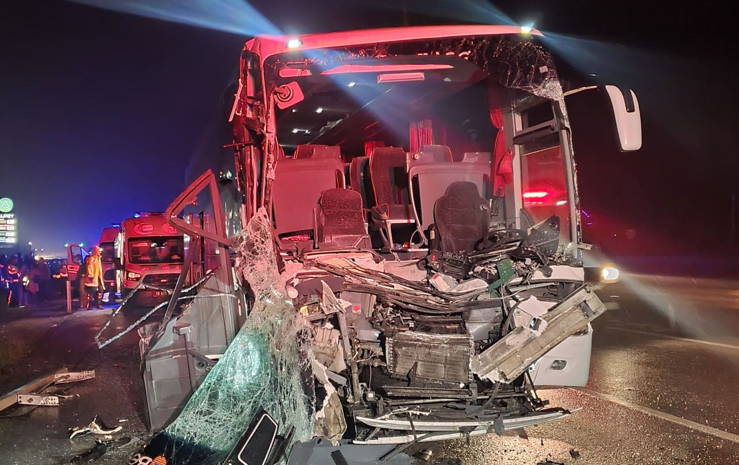 Lise öğrencilerini taşıyan tur otobüsü tıra çarptı, 33 yaralı