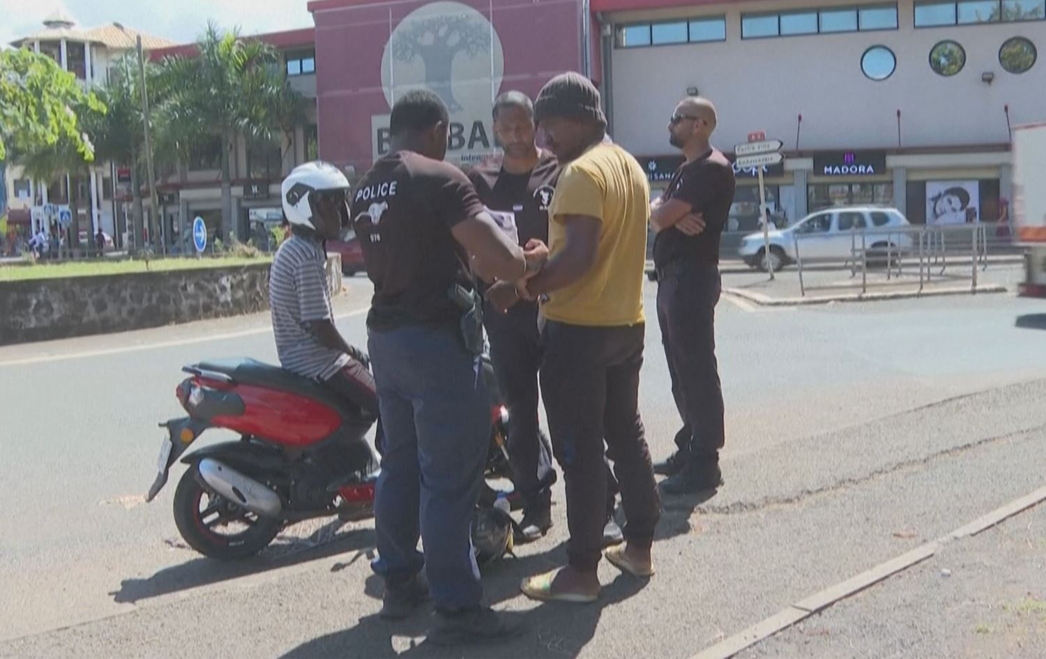 فەرەنسا لە دوورگەی مەیات دەستی بە ناردنەوەی کۆچبەرە نایاساییەکان کردووە