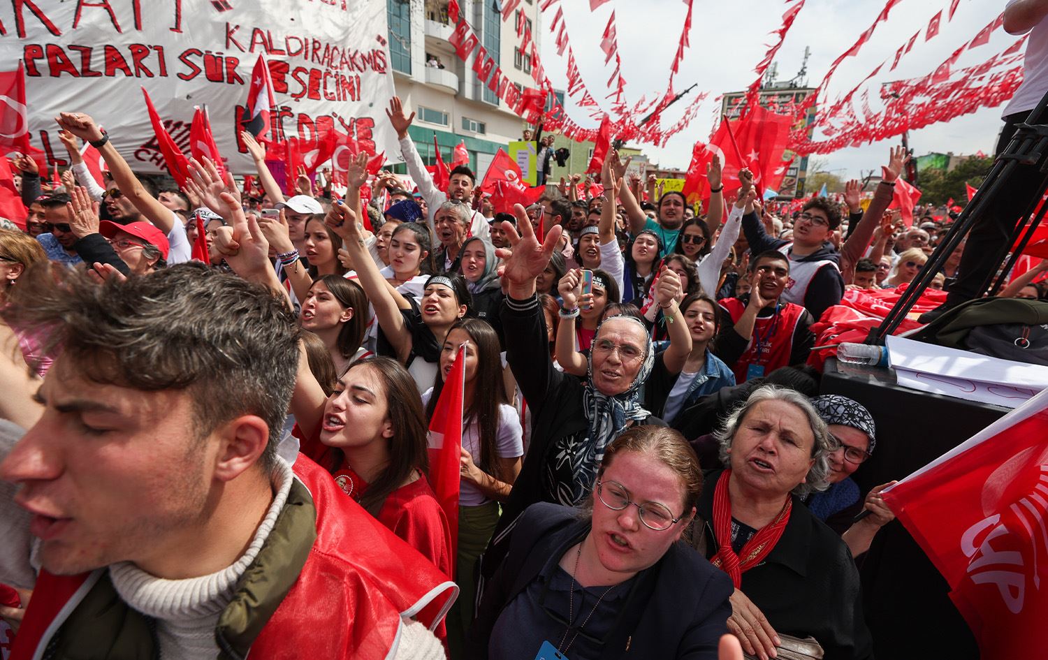 Bi nêzîkbûna hilbijartinan re rojeva mitîngan jî germ û gur bûye
