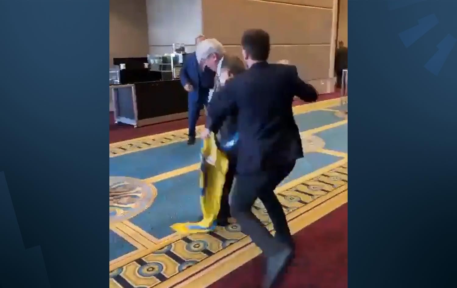 ئەندامێکی پەرلەمانی ئۆکراینا بە بۆکس لە بەرپرسێکی رووسیا دەدات