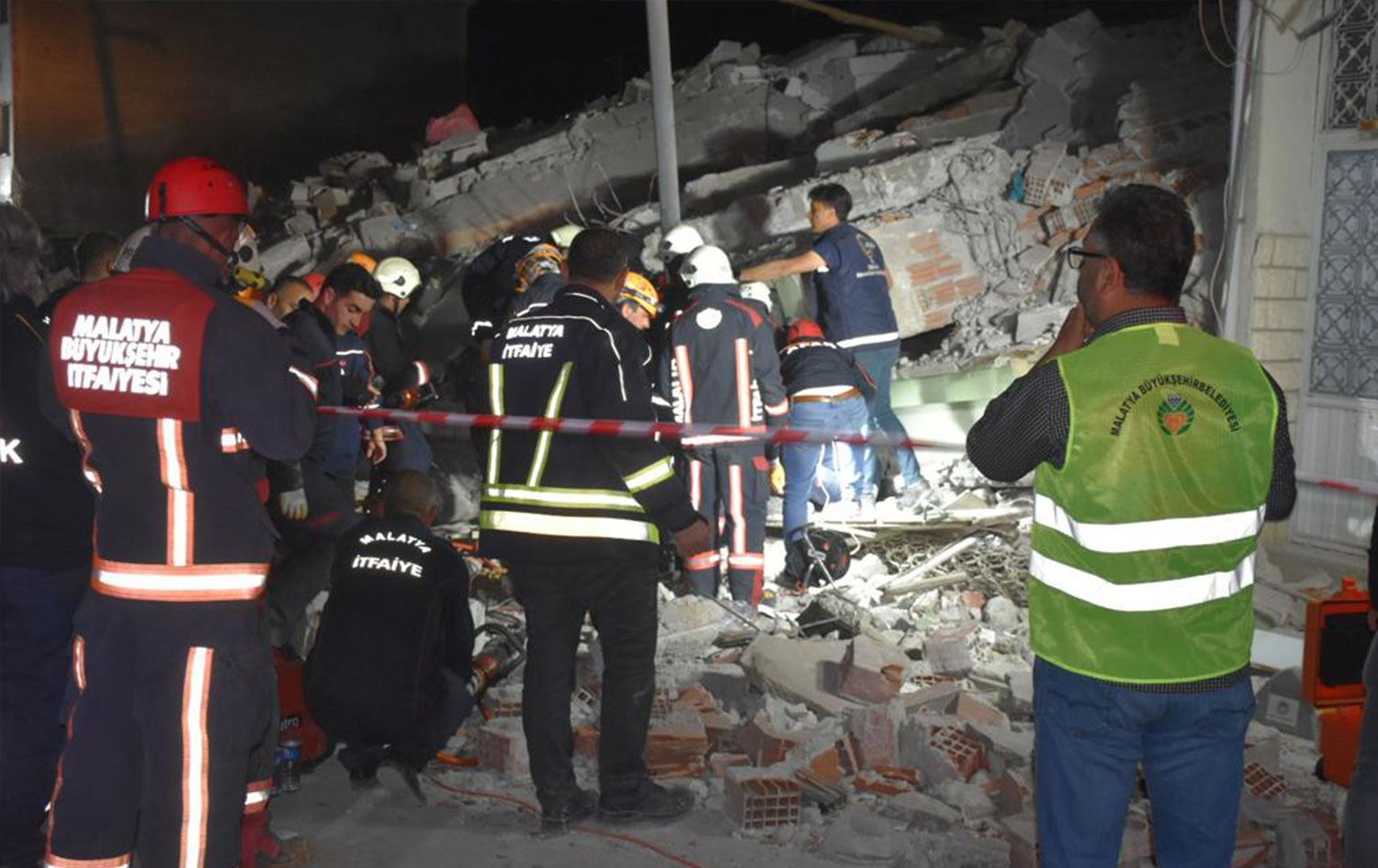 Malatya'da ağır hasarlı 3 katlı bina çöktü: 1 ölü