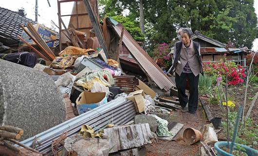 زلزال قوي يودي بشخص ويدمر منازل في اليابان