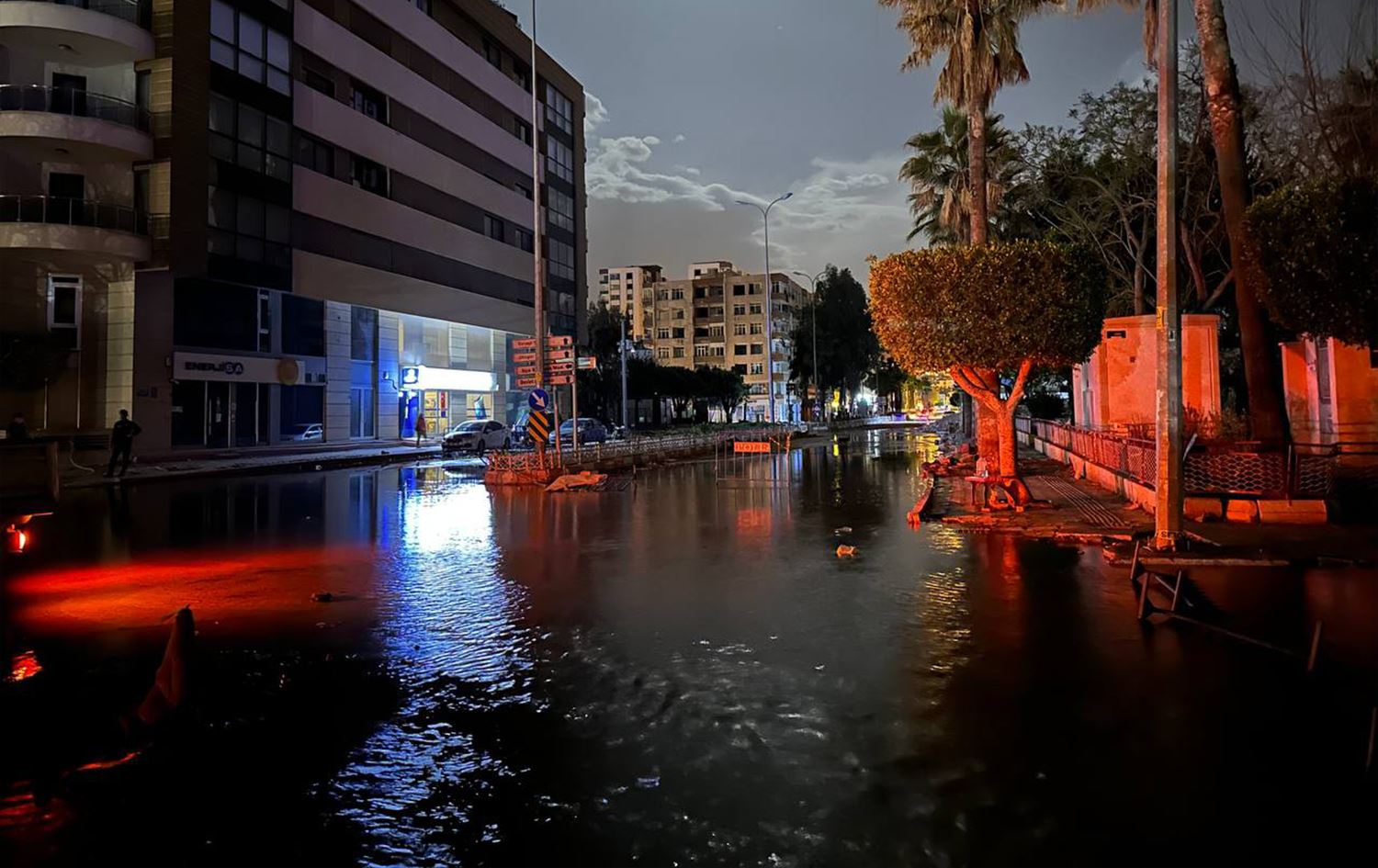 Li Îskenderunê kolan di bin avê de man