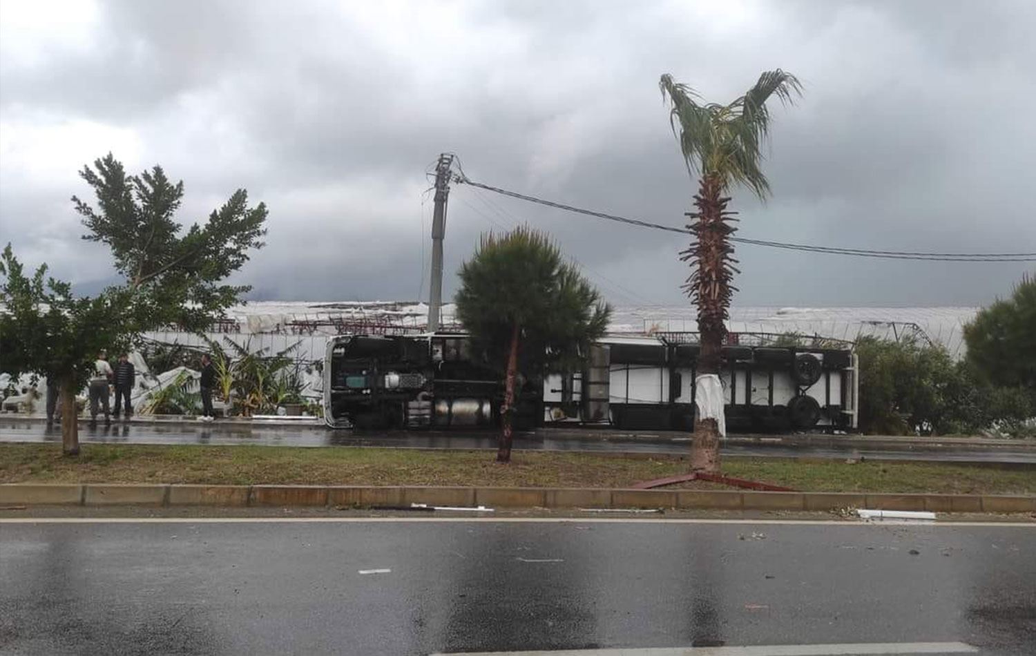 Mersin’de şiddeti fırtına: 13 kişi yaralandı, seralar hasar gördü