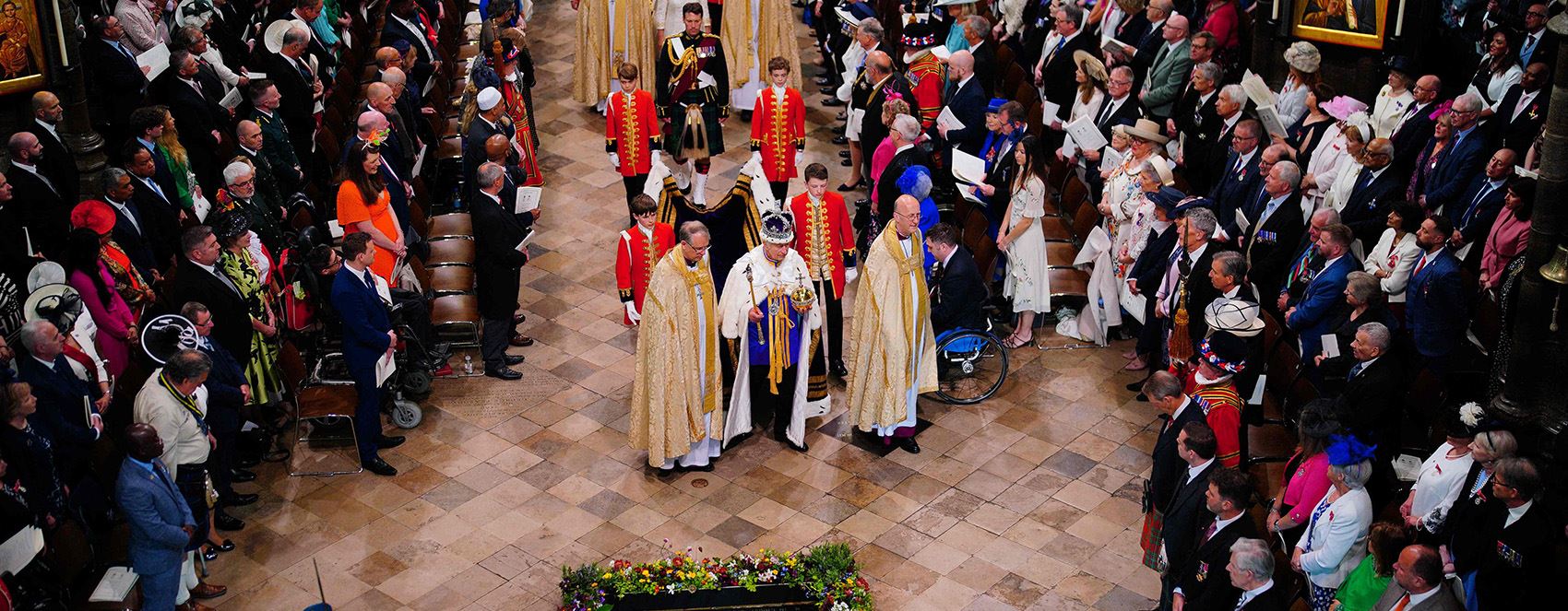 بە وێنە؛ تاجی شاهانە خرایە سەری شا چارلسی سێیەم