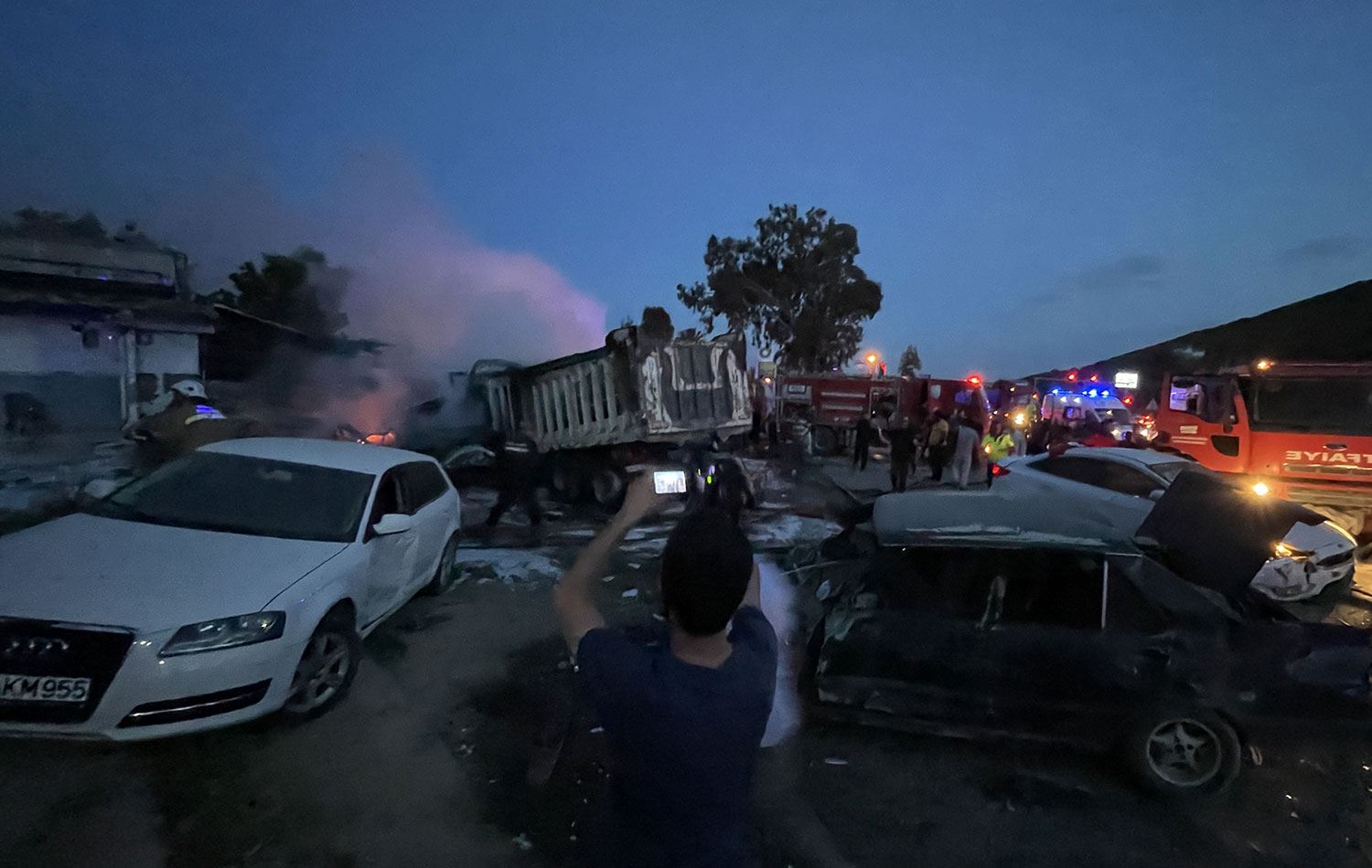 Kontrolden çıkan kamyon kalabalığa daldı: 12 ölü, 31 yaralı