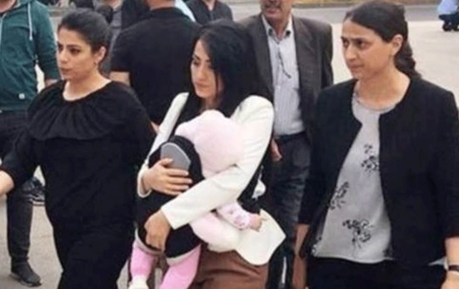 ‘Çocuklar ölmesin’ dedi, bebeğiyle cezaevine girdi: Ayşe Öğretmen’e ‘tazminat’