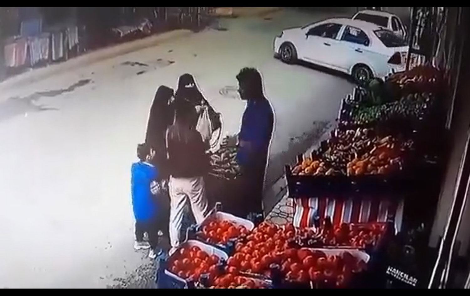 Maraş’da bir şahıs alışveriş yapan anne ve çocuklarına saldırdı