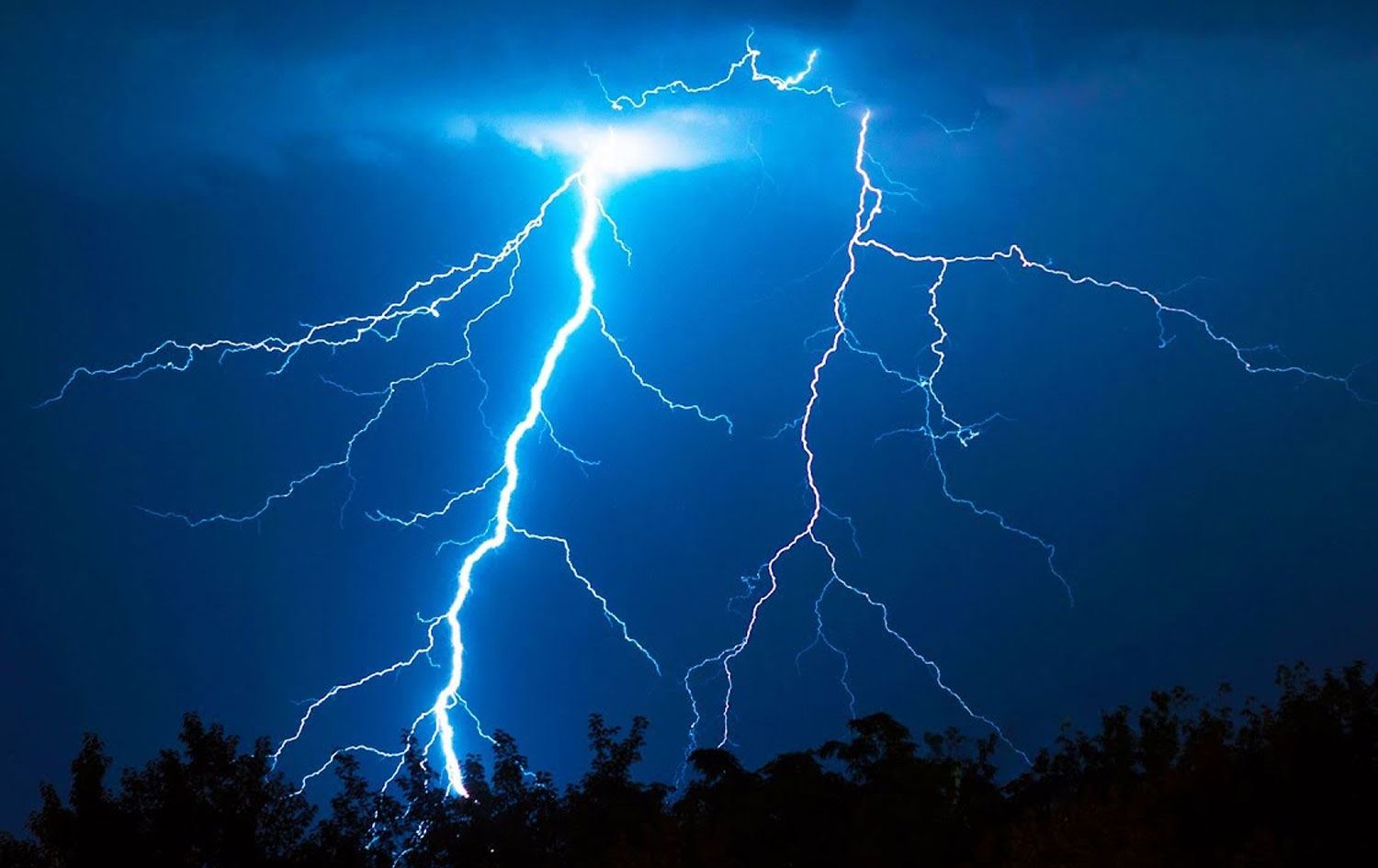 Fransa'da son 24 saatte 25 binden fazla yıldırım düştü