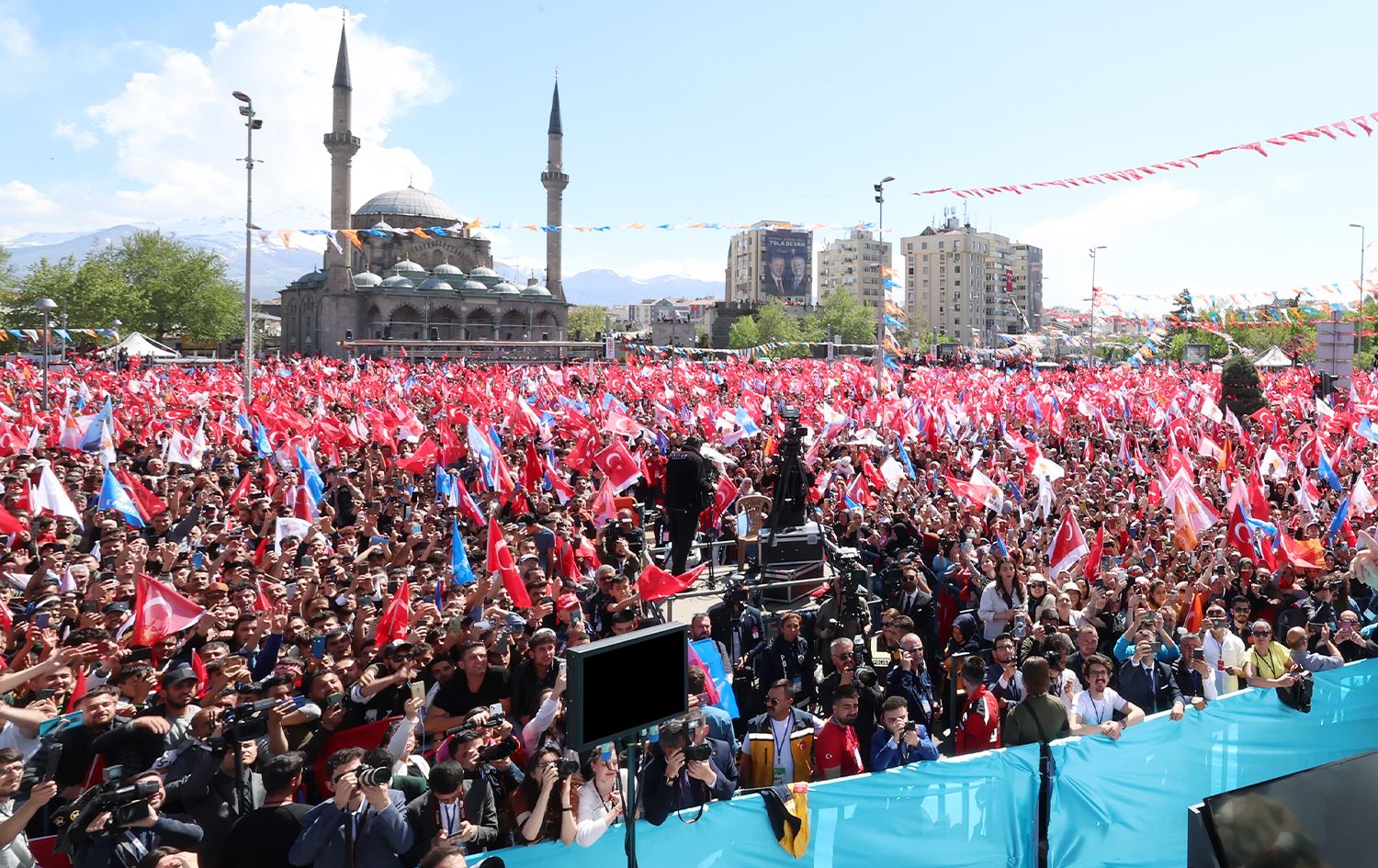 Pîşesaziya serbazî yek ji mijarên germ ên propagandaya hilbijartinê ye
