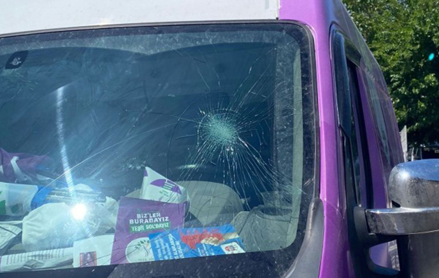Yeşil Sol Parti’nin anons aracı kırmızı ışıkta durduğu sırada saldırıya uğradı: 5 yaralı