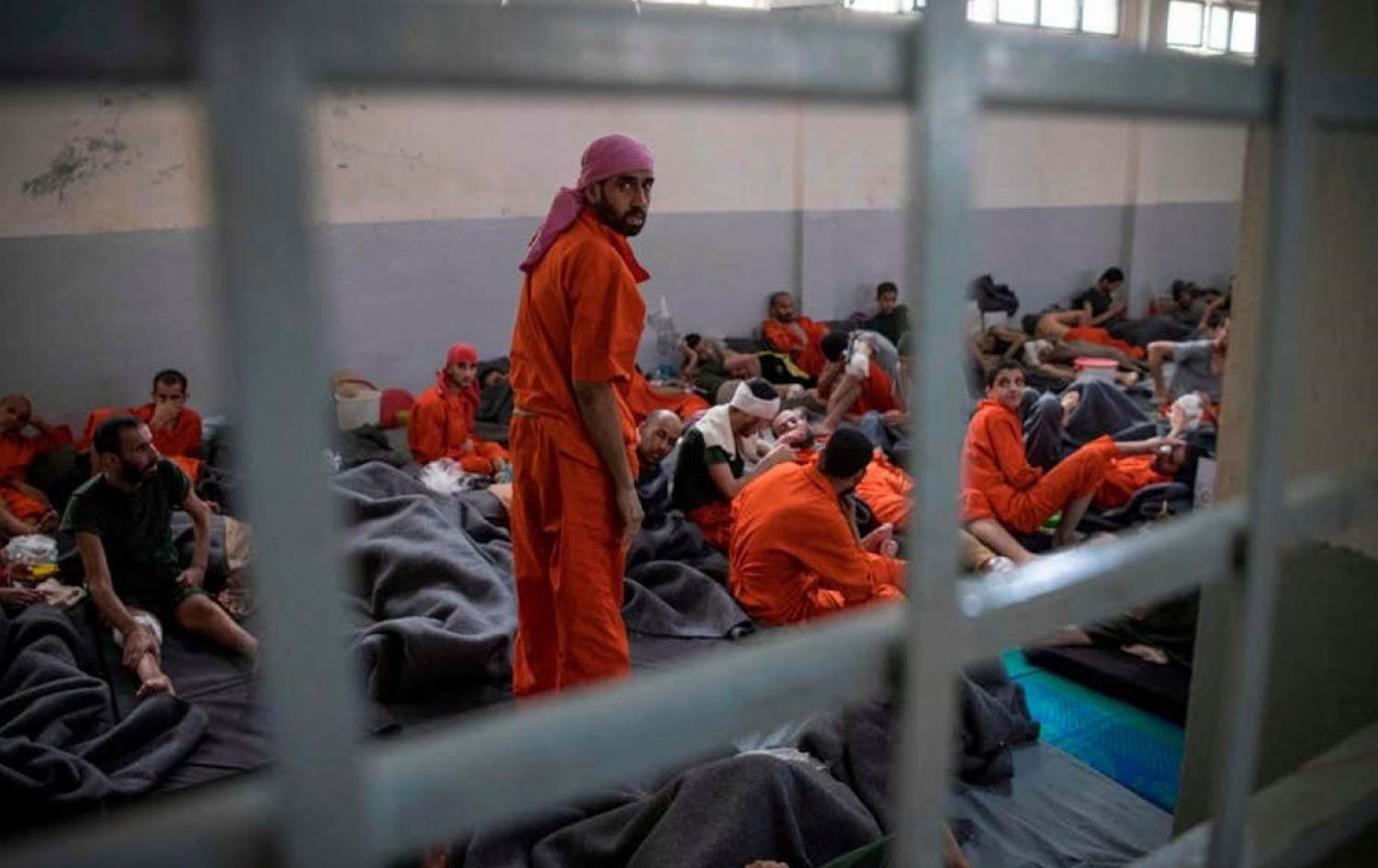 اصدار حكم بسجن حراس أدخلوا هواتف للمحكومين من تنظيم داعش