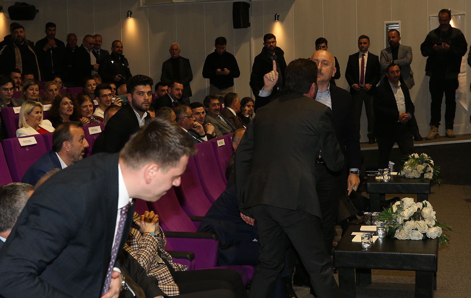 TRABZON’DA GERGİNLİK - Bakan salonu terk etti