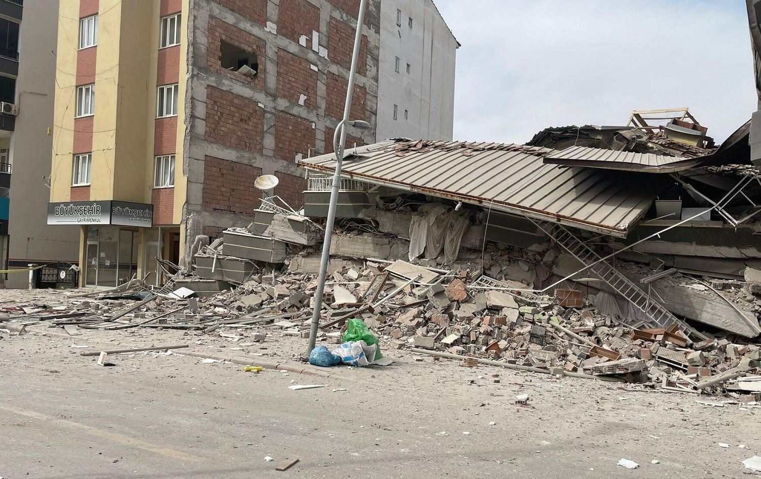 Li Meletiyê avahiyek herifî û ciwanek di bin de mir