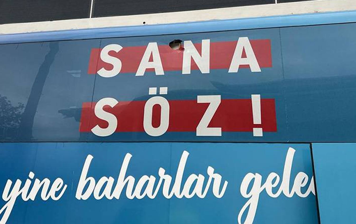 Sakarya'da Kemal Kılıçdaroğlu’nun aracına saldırı!