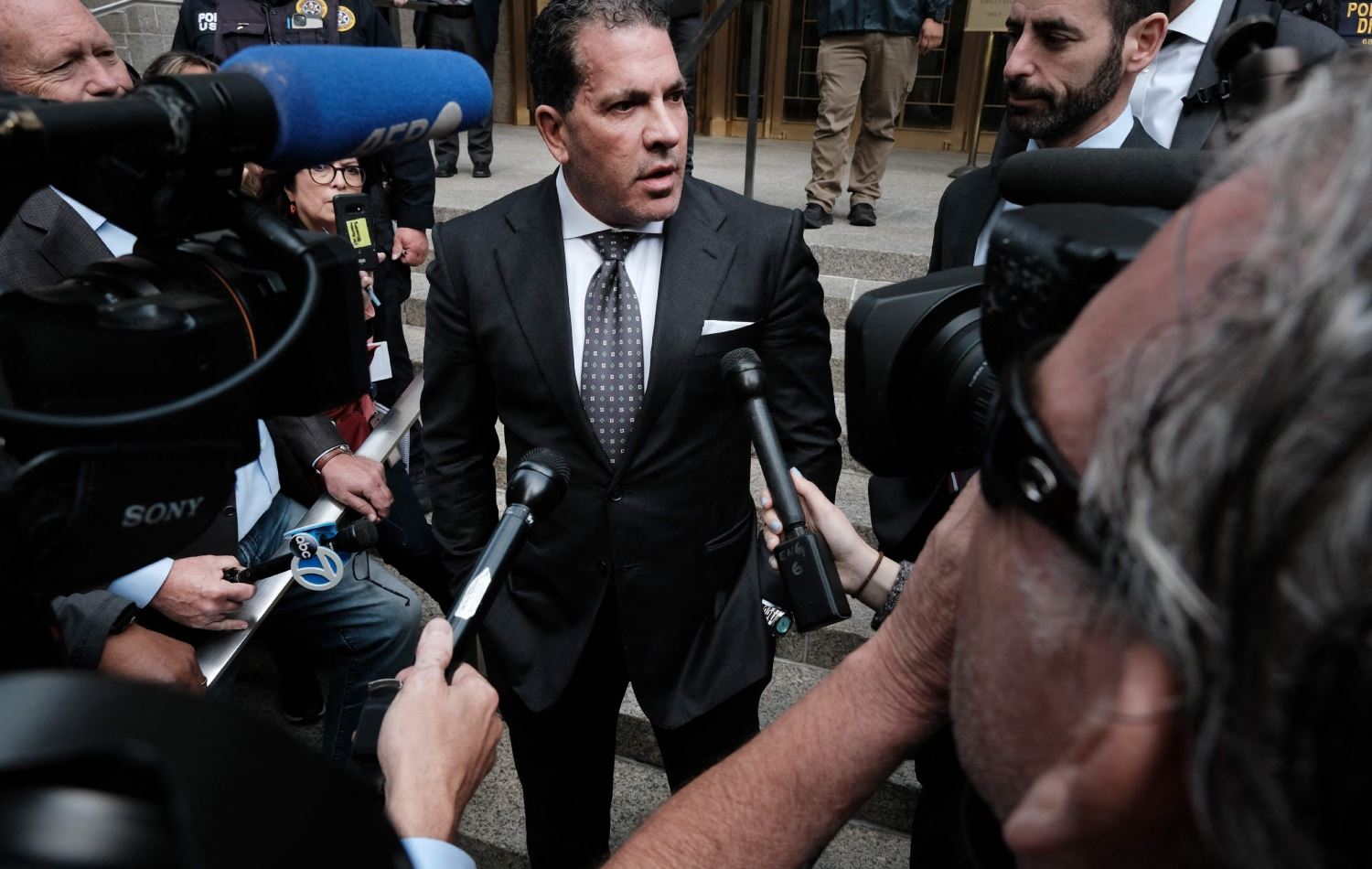 پارێزەری ترەمپ: ئەوەی ترەمپ کردوویەتی دەستدرێژیی سێکسی نییە