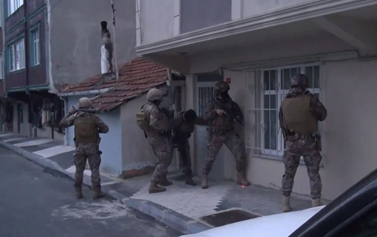 Li Stenbolê 16 kes bi tohmeta alîkariya PKKê û YPGê hatin desteserkirin