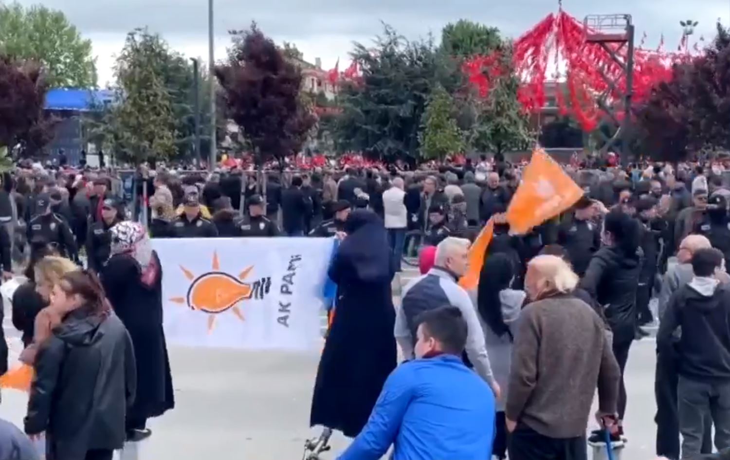 Bi nêzîkbûna hilbijartinan zimanê siyaseta Tirkiyê tundtir dibe û alozî zêde dibin