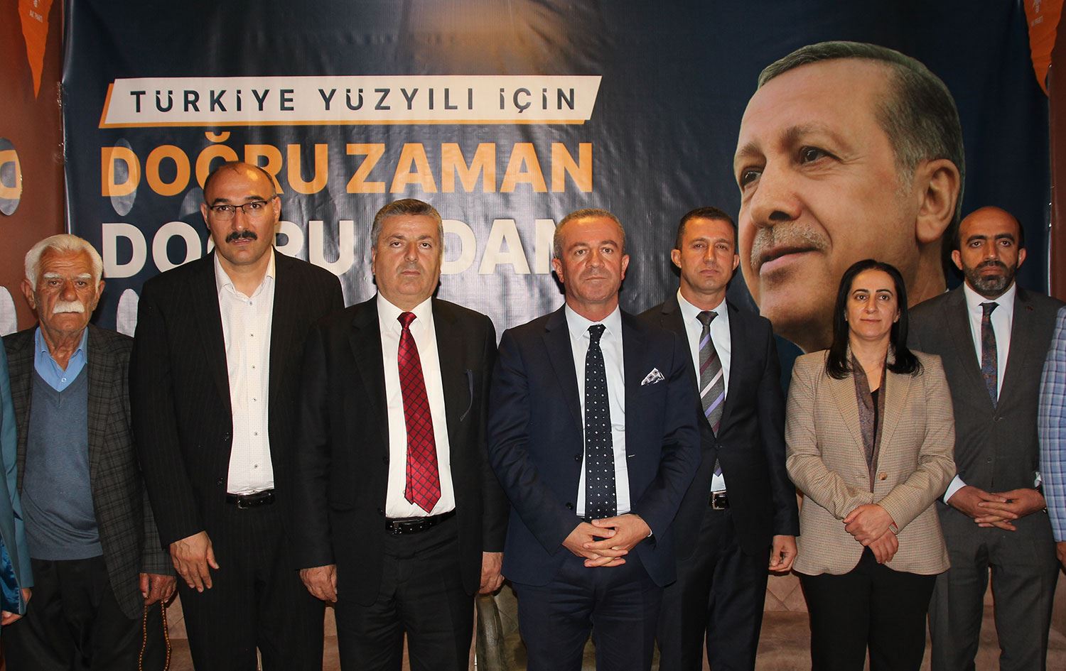 Hakkari'de Memleket Partisi İl Başkanı ve yönetimi AK Parti'ye geçti