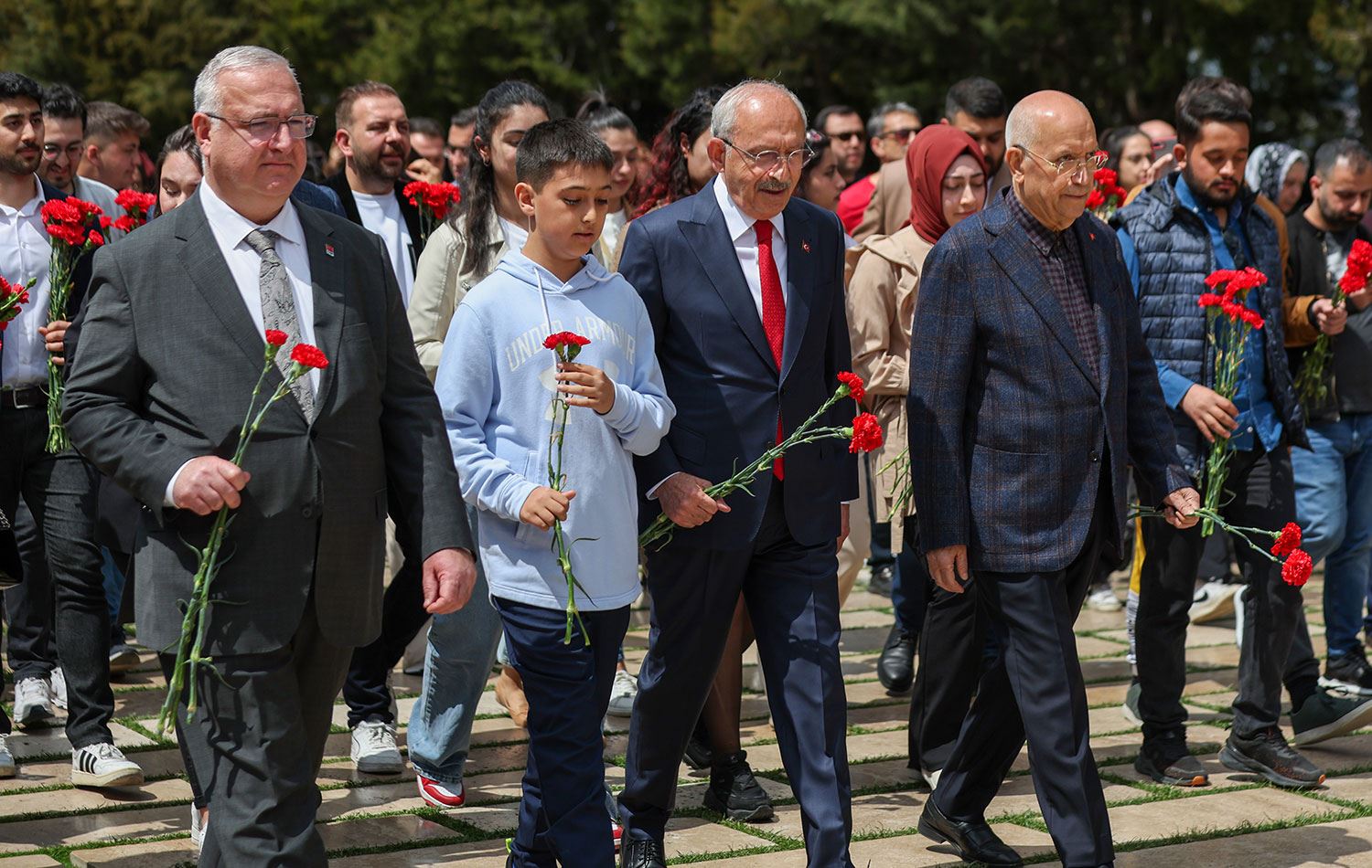 Kılıçdaroğlu, yarınki seçimler öncesinde Anıtkabir'i ziyaret etti