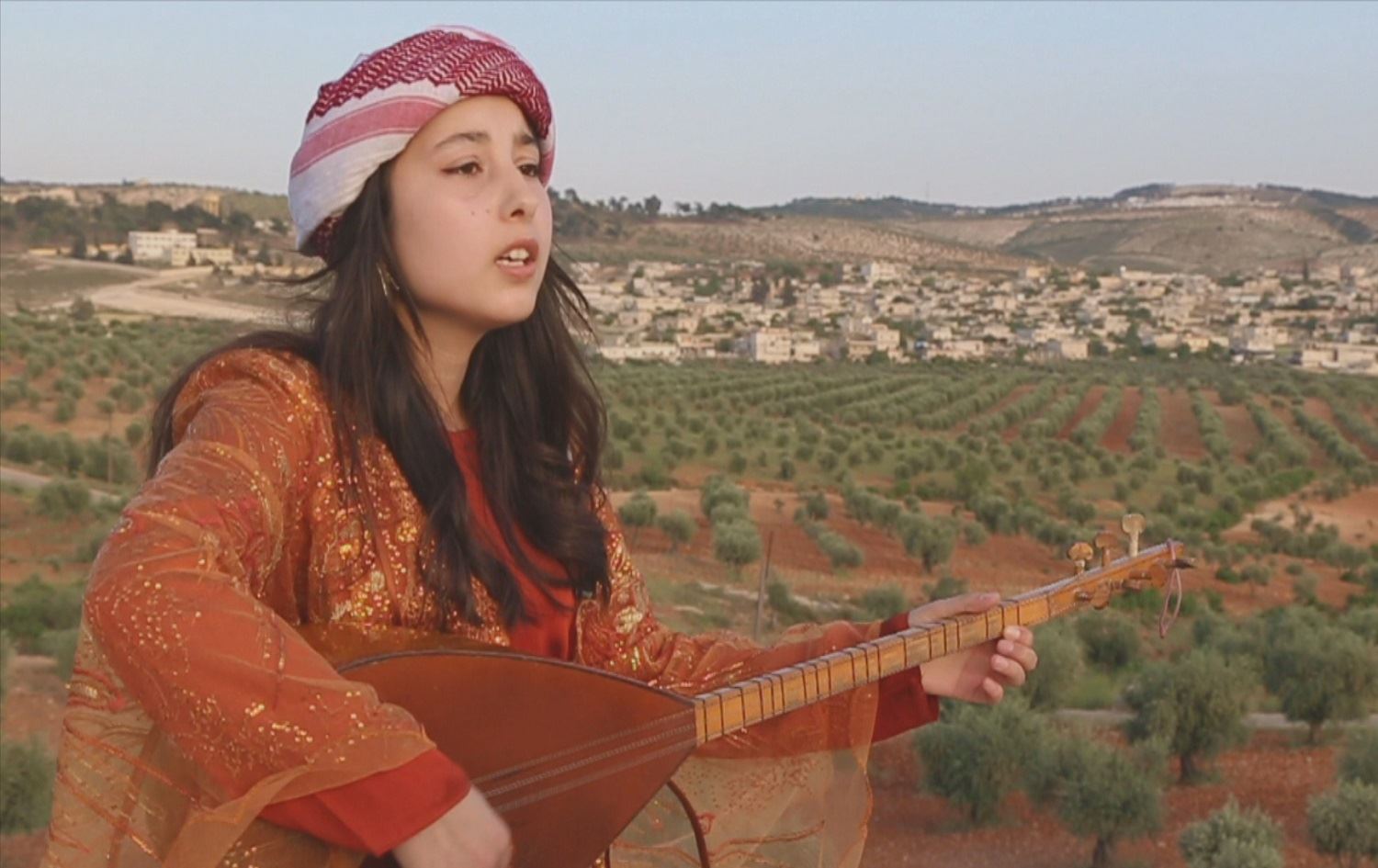 Arîn Fîl Îbiş zarokên Efrînê fêrî mûzîkê dike