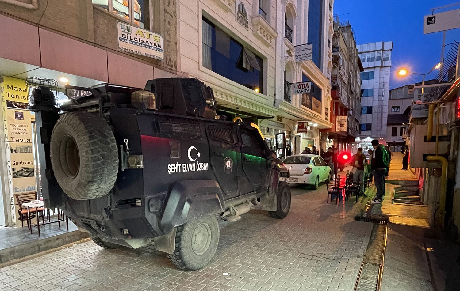 Elazığ’da kahvenin önünde oturanlara ateş açıldı