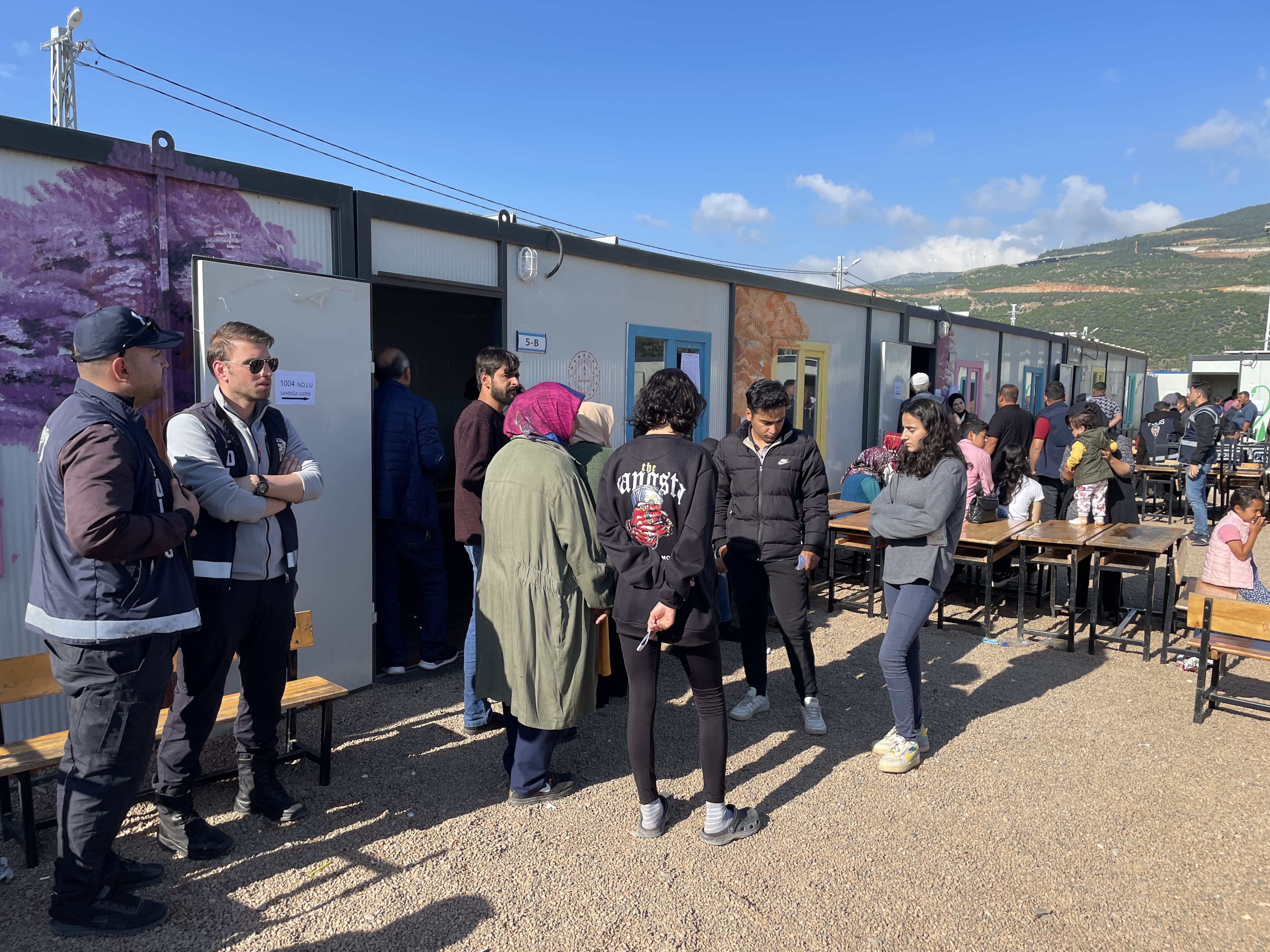 Deprem bölgesinde vatandaşlar sandık başına gitti